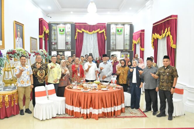 
					Kunjungan Tim Penilai Indonesia Muslim Travel Index (IMTI) Award 2026 di Istana Gubernuran, Kamis (27/8/2026). Kunjungan tersebut merupakan bagian dari rangkaian penilaian untuk memotret dan mengevaluasi kesiapan serta kualitas ekosistem pariwisata ramah muslim di Sumbar. Penilaian dilakukan oleh Enhaii Halal Tourism Center Politeknik Pariwisata NHI Bandung bersama Crescent Rating dengan mengacu pada standar Global Muslim Travel Index (GMTI).