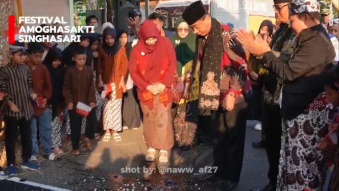 
					Prosesi pecah kendi pembukaan Festival Amoghasakti Singhasari 2026 di Pemandian Ken Dedes