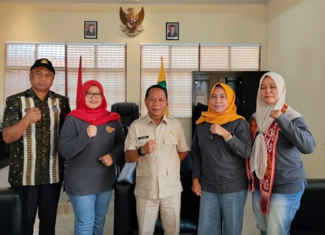 
					Tim PLHK LPPM UNEJ saat bertemu dengan Bupati Ngada, Raymundus Bena, S.S | Dok. Tim PLHK LPPM UNEJ