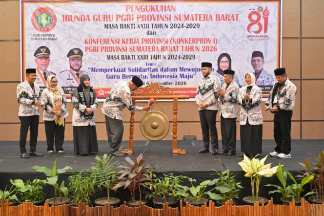 
					Kukuhkan Ibunda Guru PGRI Sumbar, Mahyeldi Tekankan Kompetensi dan Perlindungan Guru