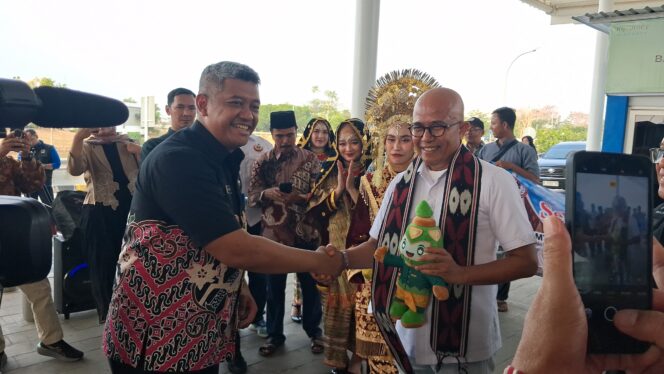 
					Kedatangan Khafilah Sumbar Disambut IKM Semarang dengan Jamu Tradisional