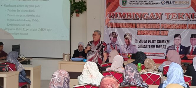 
					Ketua DPRD Sumatera Barat Muhidi saat memberikan materi pada kegiatan bimbingan teknis peningkatan kapasitas pengusaha di Padang, Selasa (15/9/2026).