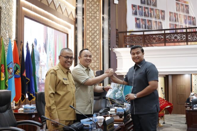 
					Fraksi PDI Perjuangan-PKB Sampaikan Pandangan Umum terhadap Ranperda Perubahan APBD Sumbar 2026
