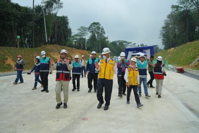 
					Gubernur Sumatera Barat (Sumbar), Mahyeldi Ansharullah, saat meninjau perkembangan pembangunan Fly Over Sitinjau Lauik, Kamis (17/9/2026). 