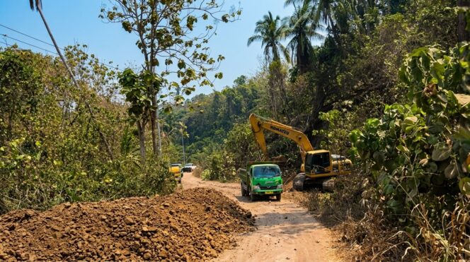 
					Jemu Menunggu Perbaikan, Warga dan Organda Swadaya Benahi Jalan Sakunde–Sambiki