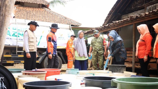 
					Wakil Bupati Banyumas Turun Langsung Salurkan Bantuan Air Bersih