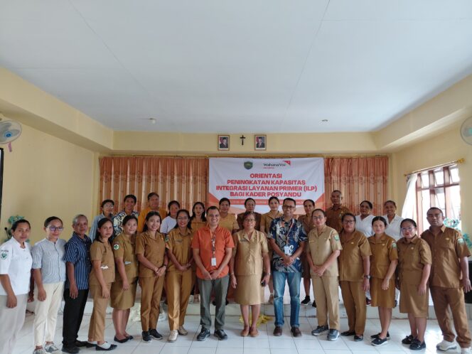
					Pose bersama Kader posyandu, Nakes, Manejer WVI dan Kadis Kesehatan, (istimewa)