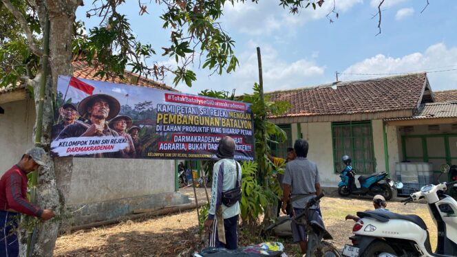 
					Spanduk penolakan dari kelompok Tani Sri Rejeki, yang terpasang di sejumlah titik strategis kawasan eks perkebunan  Hak Guna Usaha PT Rumpun Sari Antan (RSA), Desa Darmakradenan, Kecamatan Ajibarang, Kabupaten Banyumas, pada Selasa (20/10/2026). Mereka meminta pemerintah memastikan status hukum dan pembagian peruntukan lahan sebelum rencana pembangunan markas YONIF TP dilaksanakan.