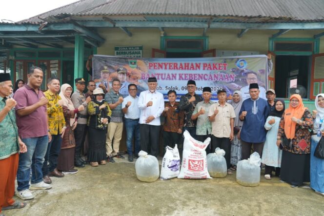 
					Gubernur Sumbar, Mahyeldi Ansharullah, saat seremoni penyerahan langsung bantuan Ikan Nila beserta pakan starter, di kawasan Padang Belimbing, Nagari Koto Sani, Kecamatan X Koto Singkarak, Kabupaten Solok, Jumat (9/10/2026).
