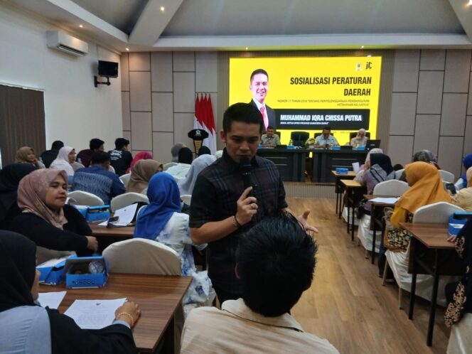 
					Sosialisasi Peraturan Daerah (Perda) Sumatera Barat Nomor 17 Tahun 2018 tentang Penyelenggaraan Pembangunan Ketahanan Keluarga. Kegiatan berlangsung di Gedung Pertemuan DPD Golkar Kota Padang, Minggu (18/10/2026), yang dihadiri oleh Wakil Ketua DPRD Sumatera Barat, Iqra Chissa